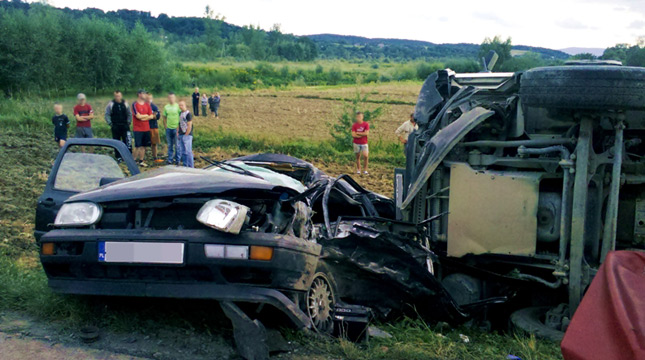 Wypadek w miejscowości Nieznanowice dwie osoby ranne