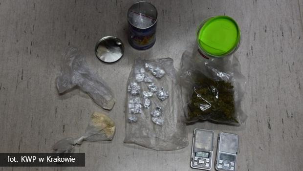 Mieszkaniec Wieliczki przechowywa narkotyki w pracy i miejscu zamieszkania