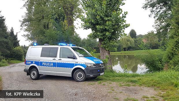 Gmina Wieliczka. Chcia popeni samobjstwo – policjant i ratownik medyczny wskoczyli do stawu, aby go uratowa.