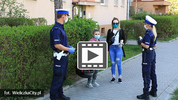 Policjanci z Komendy Powiatowej Policji w Wieliczce rozdaj mieszkacom maseczki ochronne [wideo]