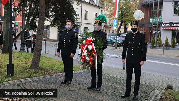 Grnicy zoyli kwiaty przy Pomniku Odrodzenia Polski