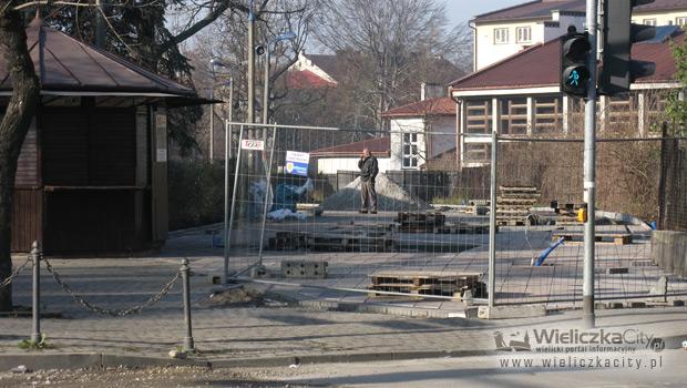 Powoli nowy deptak w centrum Wieliczki zaczyna jako wyglda