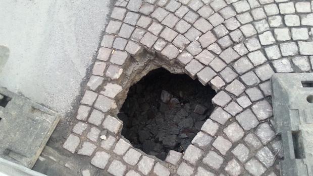 Dziura w centrum Wieliczki nadal straszy