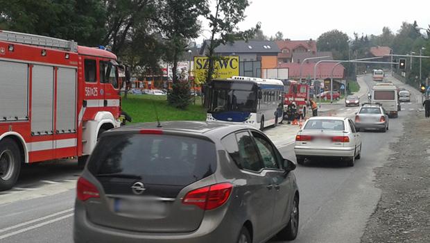 Autobus 304 wjecha w Wieliczce w zapadnit studzienk