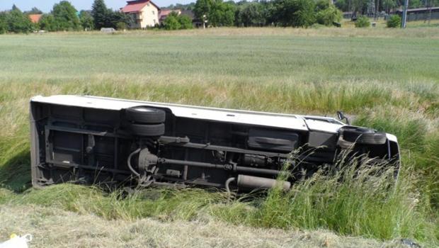 Wypadek w Wieliczce: bus wpad do rowu i przewrci si