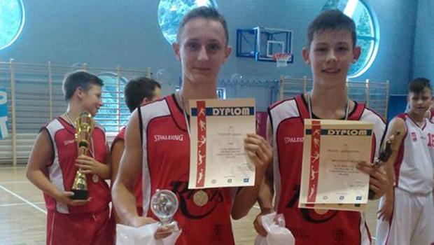 Koszykarze UKS REGIS Wieliczka wygrywaj turniej w Tarnowie