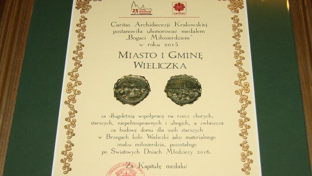 Medal „Bogaci Miosierdziem” dla Wieliczki