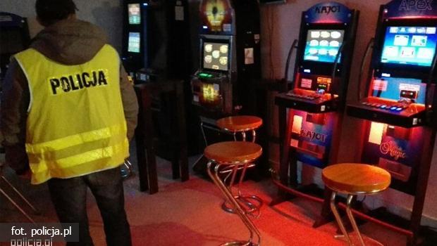 Funkcjonariusze zabezpieczaj w Wieliczce i powiecie nielegalne automaty do gier