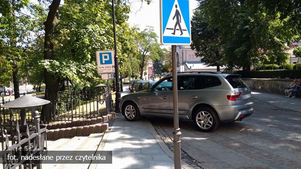 Kierowca BMW pokazuje jak jednoczenie parkowa na pasach i zablokowa chodnik w centrum Wieliczki