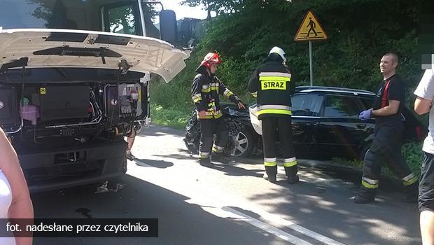 Wypadek w Sierczy. 62-latka zabrana do szpitala migowcem LPR.