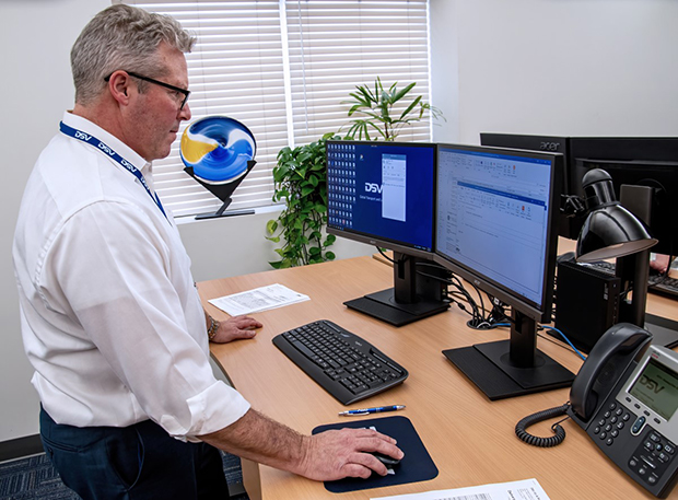 personel DSV XPress obsugujcy dane paczki online
