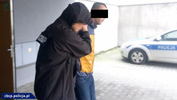 CBŚ i policjanci z Wieliczki zatrzymali mężczyznę poszukiwanego 4 listami gończymi. Zobacz film z zatrzymania.