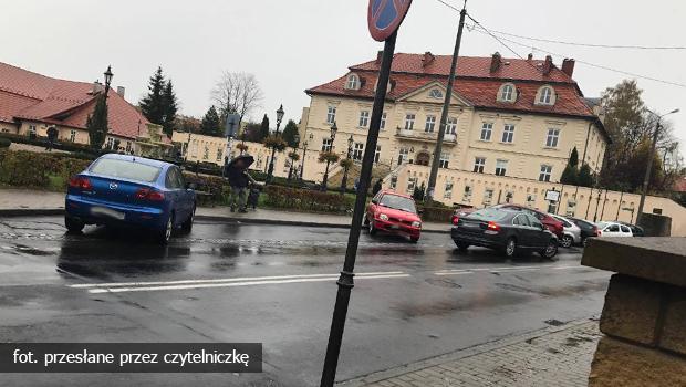 Mistrzowie parkowania zablokowali przystanek w centrum Wieliczki