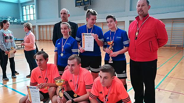 Powiatowe eliminacje w druynowym tenisie stoowym dziewczt i chopcw
