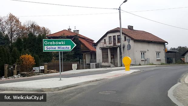 Trwaj ostatnie prace przy nowym rondzie. Pojawio si oznakowanie i wybrukowano wysepki. [zdjcia]