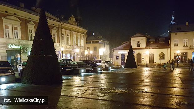Pierwsze oznaki świąt w Wieliczce. Choinek będzie więcej niż rok temu.