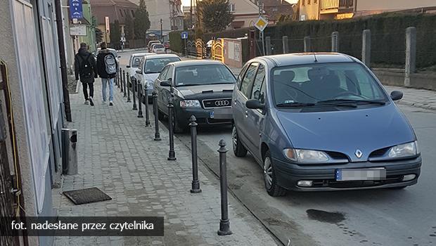 Ul. Sienkiewicza. Dzięki słupkom piesi mają wygodniej, ale samochody parkują na ulicy.