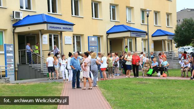 Mczyzna le si poczu stojc przed orodkiem zdrowia tu przed otwarciem placwki. Ludzie prosili o pomoc dla niego, ale…