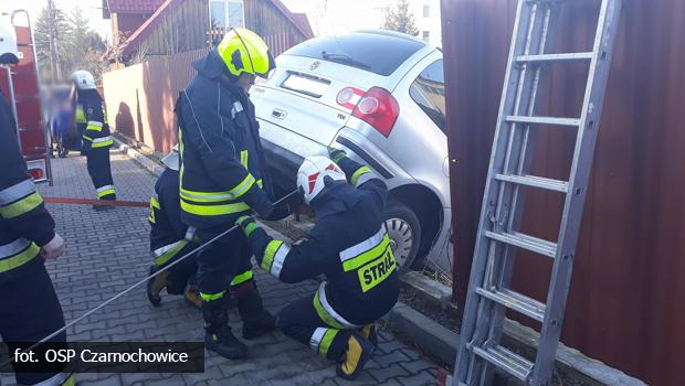 Os. Sienkiewicza. VW przebi ogrodzenie i zawis nad parkingiem. Szczcie, e nie spad na dach zaparkowanego samochodu.