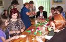 Krepinowe kwiaty w bibliotece