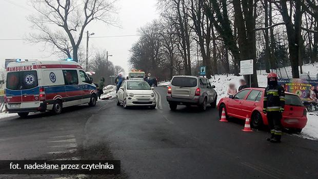 Wypadek w Sierczy. Trzy samochody zderzyy si na skrzyowaniu.