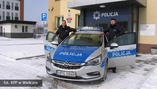 Policjanci z Wieliczki pomogli opuścić płonący dom 46- letniemu mężczyźnie