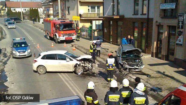 Zjecha z drogi i uderzy w zaparkowany samochd. 2,5-letnie dziecko trafio do szpitala.
