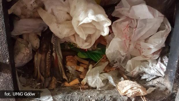 SMOG cay czas nas truje. W Wieliczce normy przekroczone o kilkaset procent. Zobacz jakie odpady ludzie prbuj spali w naszej okolicy!