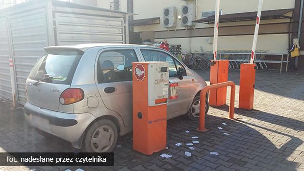 Miejsce dla VIPw na parkingu duego sklepu w centrum Wieliczki