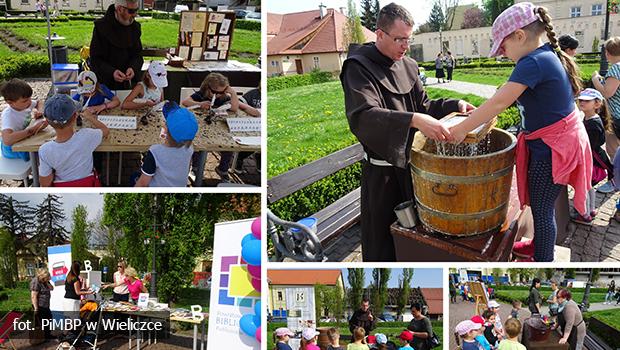 Czerpanie papieru, pieczcie lakowe i wymiana ksiek, czyli wiatowy Dzie Ksiki