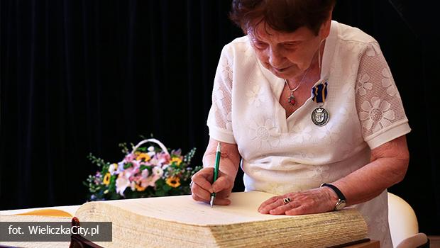Wrczenie Pani Marii Perlberger Shmuel Odznaki Honorowej Krlewskiego Grniczego Wolnego Miasta Wieliczka