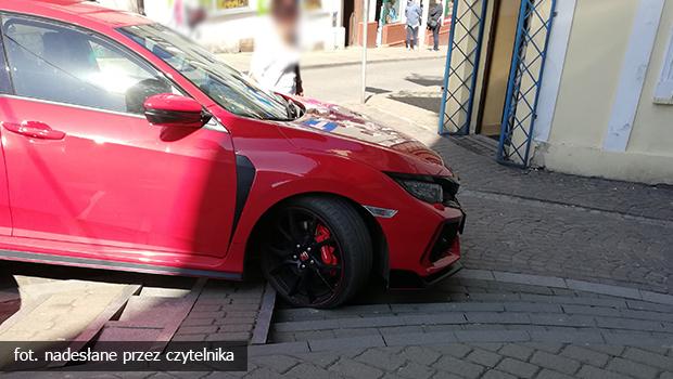 Centrum Wieliczki. Z wzkiem dziecicym nie przejedziesz, bo mistrz parkuje.