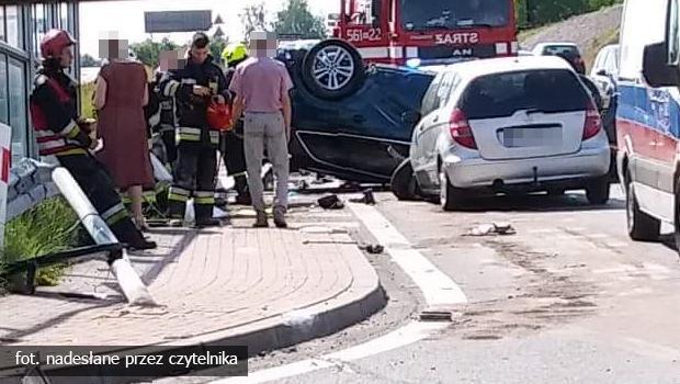 Wieliczka. Wypadek na skrzyowaniu. Audi przewrcio si na dach.