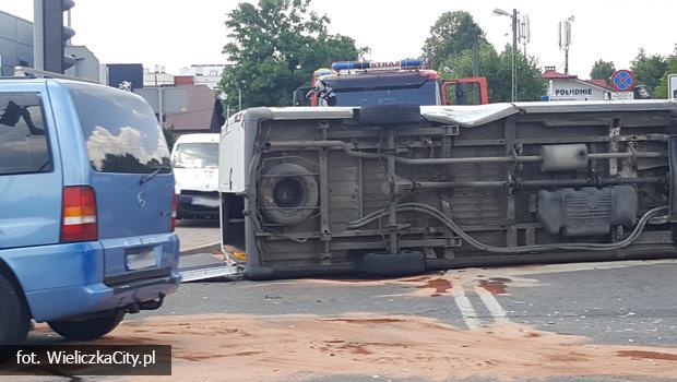 Wieliczka. Bus po zderzeniu z samochodem osobowym przewrci si na bok.