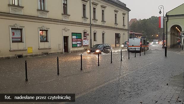 Wieliczka po ulewie. Zalane ulice, piwnice... [zdjcia]