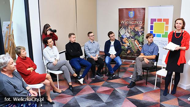 Rozmowy przy wsplnym stole - niepodlego. Dialog przede wszystkim.