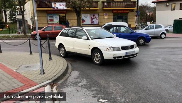 Gdzie najlepiej zaparkowa? Na skrzyowaniu.