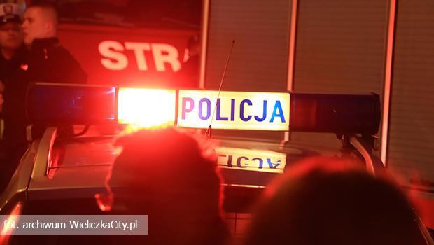 Policjanci ratuj kobiet z maym dzieckiem z poncego domu