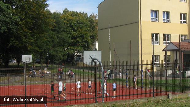Gaz pieprzowy w Szkole Podstawowej nr 2 w Wieliczce. Ewakuowano uczniów.