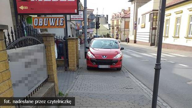 W centrum Wieliczki zaparkowa na chodniku blokujc przejcie