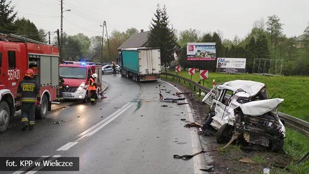 Wypadek śmiertelny w Sułkowie. Samochód osobowy zderzył się czołowo z TIR-em.