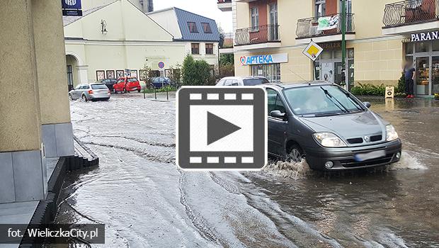 Ulice Wieliczki zalane po przejciu ulewy [wideo]