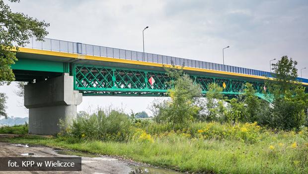 Niepoomice. Policjanci uratowali mczyzn, ktry chcia skoczy z mostu do Wisy.