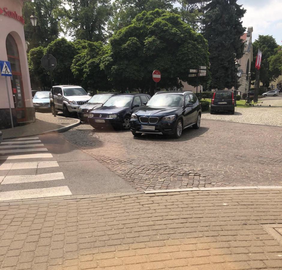 Kierowca BMW zaparkował w centrum Wieliczki na środku