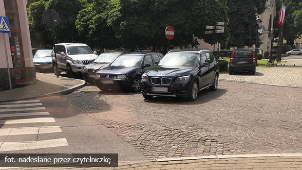 Kierowca BMW zaparkował w centrum Wieliczki na środku skrzyżowania