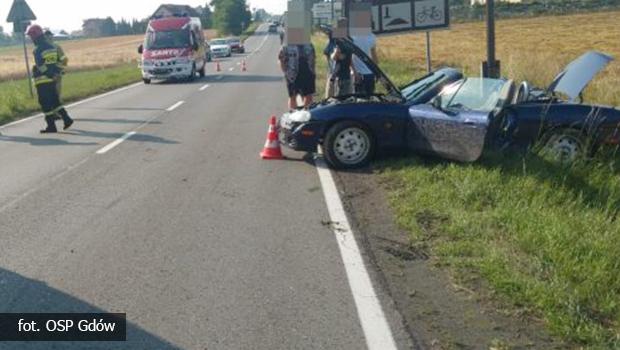 Wypadek w azanach. Straak PSP w Wieliczce wracajc po subie do domu zabezpieczy miejsce zdarzenia i udzieli pomocy.
