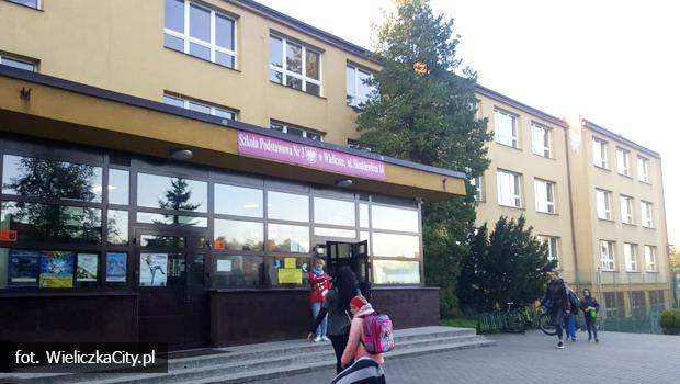 Szkoła Podstawowa nr 3 w Wieliczce laureatem konkursu #OSEWyzwanie. Szkoła otrzyma mobilną pracownię multimedialną.