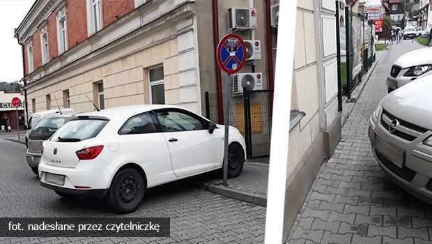 Wyjazd z parkingu Biedronki. 2w1 - zakaz parkowania i zablokowany chodnik.