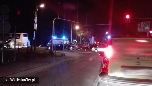Wieliczka. Zderzenie na DK94 przy skrzyowaniu na Czarnochowice. Ruch odbywa si wahadowo.