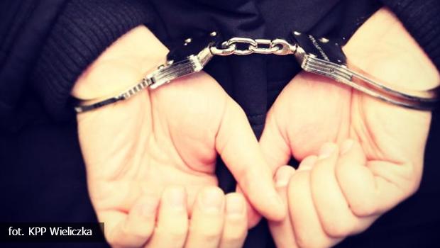Policjant z komendy powiatowej w Wieliczce, w czasie wolnym od suby, zatrzyma poszukiwanego listem goczym